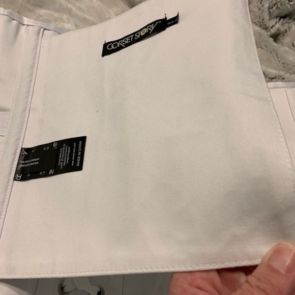 White under bust corset - Picture 4 of 5